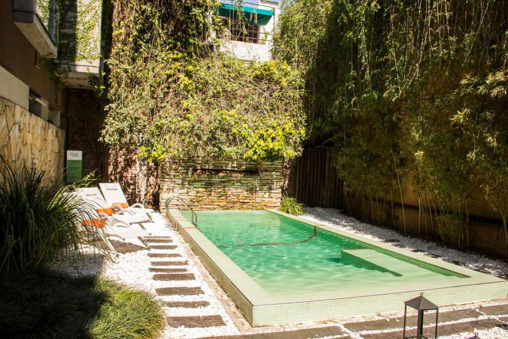 jardin y piscina